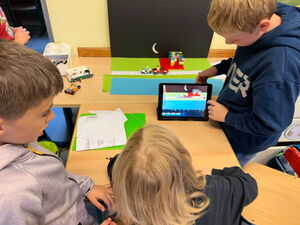Schulkinder experimentieren mit Stop-Motion-Filmen