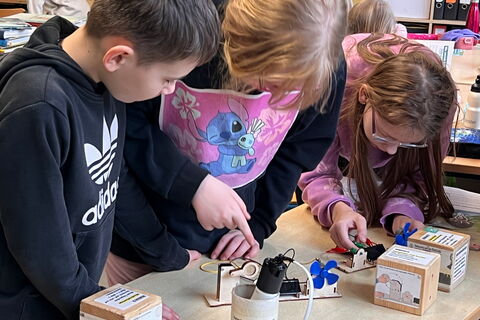 Kinder auf der Ausstellung Energie erleben