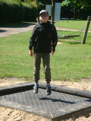Schülerinnen und Schüler beim Programm im Park