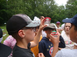 Schülerinnen und Schüler beim Programm im Park
