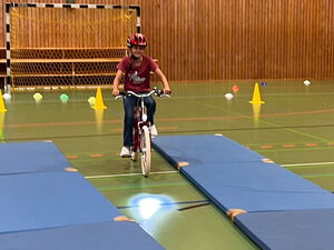 Kind beim Fahrradtraining