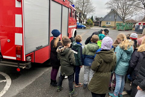 Schulklasse mit Feuerwehrfahrzeug