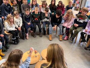 Schülerinnen und Schüler beim Experimentieren in Gruppen