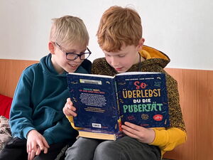 Kleinere Kindergruppe beim Lesen