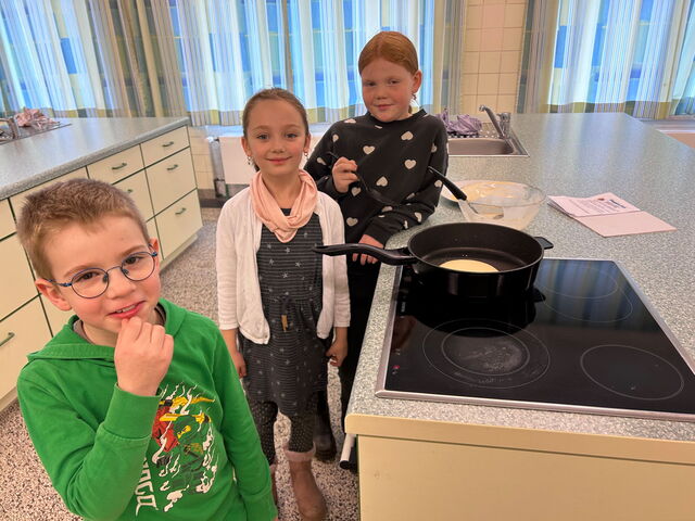 Kinder am Herd