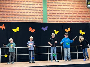 Kinder beim Spiel mit Diabolo