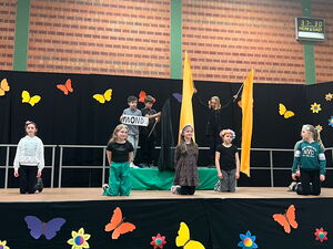 Kinder auf dem Podium bei einer Vorführung