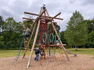 Kinder beim Spielen auf Klettergerüsten