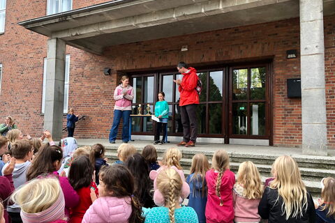 Siegerehrung auf dem Schulhof