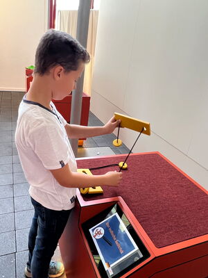 Schulkinder auf der Ausstellung Tuch und Technik