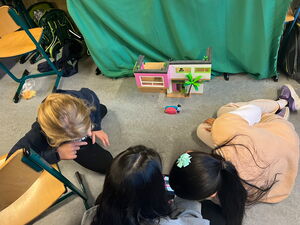 Schulkinder experimentieren mit Stop-Motion-Filmen