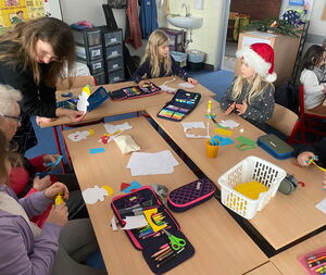 Schulkinder beim Basteln in der Schule