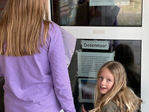 Kinder beim Anbringen von Zetteln an Fenster