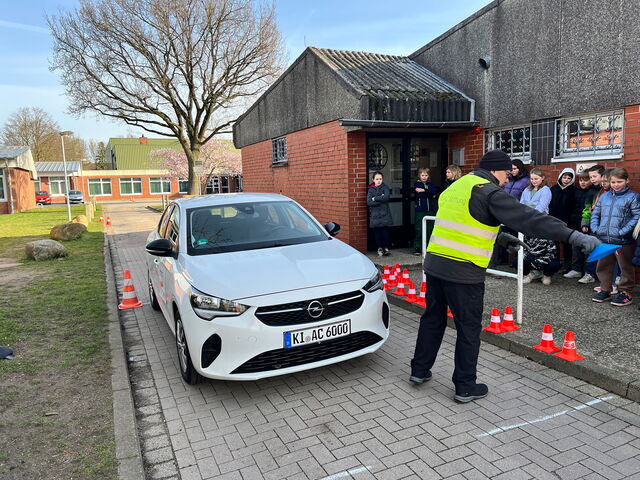 Schulkinder beim Verkehrstraining