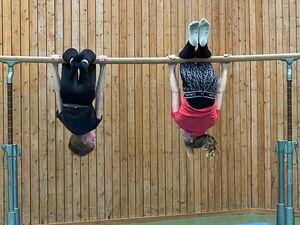 Kinder am Barren in der Turnhalle