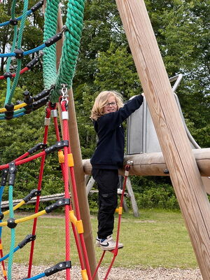 Kinder beim Spielen auf Klettergerüsten