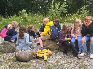 Kinder beim Wandern im Park