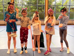 Kinder bei Gruppenspielen in der Halle