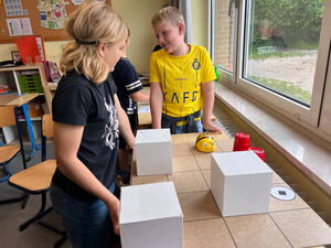 Schülerinnen und Schüler beim Experimentieren mit Beebots