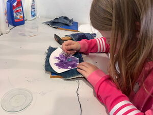 Schülerinnen und Schüler beim Experimentieren