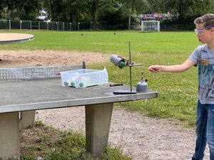Schülerinnen und Schüler beim Experimentieren