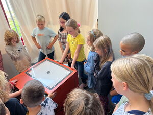 Schulkinder auf der Ausstellung Tuch und Technik