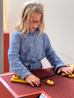 Schulkinder auf der Ausstellung Tuch und Technik