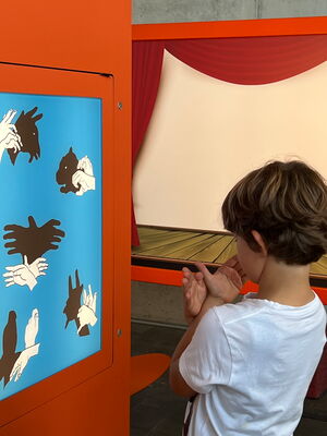 Schulkinder auf der Ausstellung Tuch und Technik