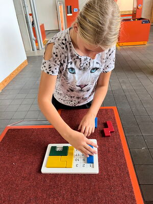 Schulkinder auf der Ausstellung Tuch und Technik