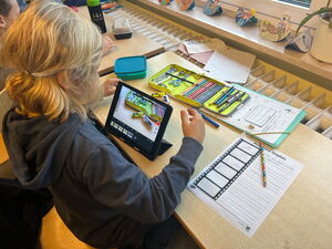 Schulkinder experimentieren mit Stop-Motion-Filmen