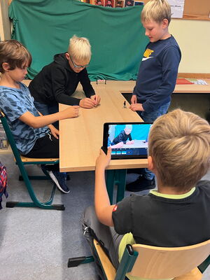 Schulkinder experimentieren mit Stop-Motion-Filmen