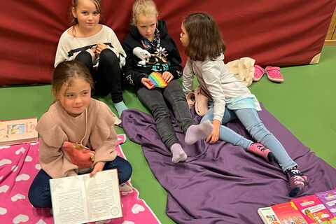 Mädchen beim Flohmarkt mit Büchern