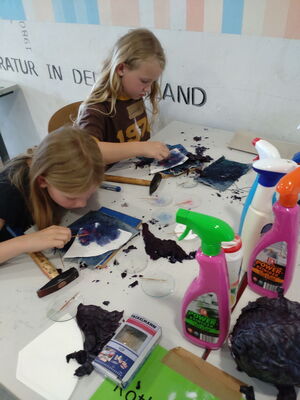 Schülerinnen und Schüler beim Experimentieren