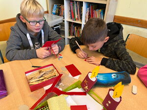 Schulkinder beim Basteln in der Schule