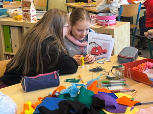 Schulkinder beim Basteln in der Schule