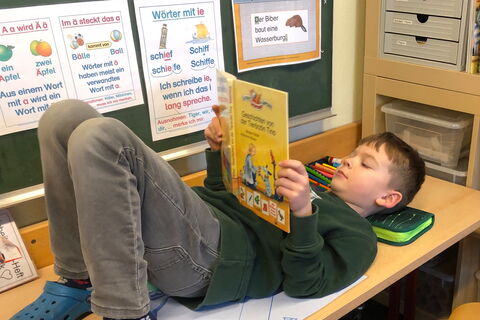 Schüler beim Lesen