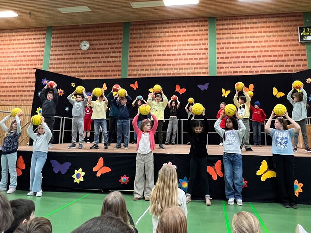 Kinder auf dem Podium beim Ballspiel