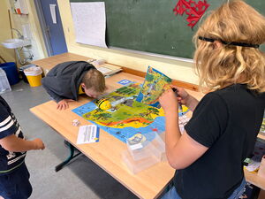 Schülerinnen und Schüler beim Experimentieren mit Beebots