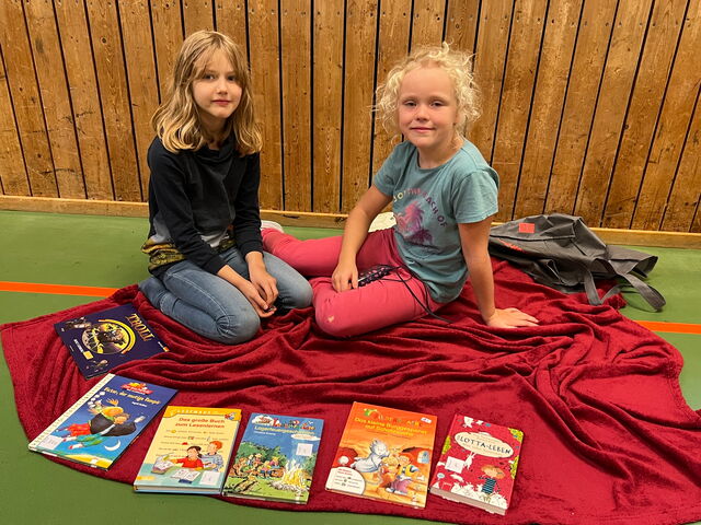 Schulkinder beim Bücherflohmarkt in der Turnhalle