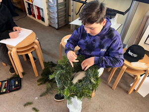 Schülerinnen und Schüler beim Weihnachtsbasteln