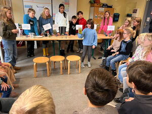 Schülerinnen und Schüler beim Experimentieren in Gruppen