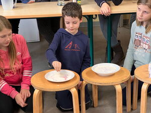 Schülerinnen und Schüler beim Experimentieren in Gruppen