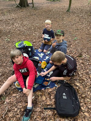 Schülerinnen und Schüler beim Ausflug in den Wald