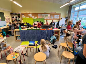 Schulkinder experimentieren mit Stop-Motion-Filmen