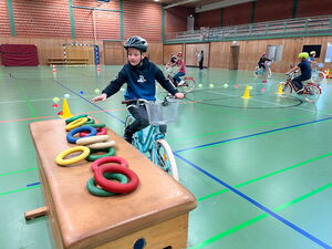 Kind beim Fahrradtraining