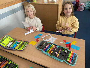 Schulkinder beim Basteln in der Schule