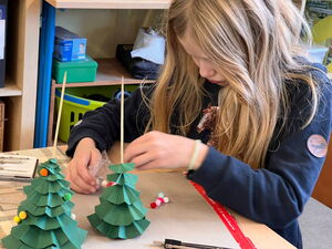 Schülerinnen und Schüler beim Weihnachtsbasteln