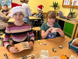 Schülerinnen und Schüler beim Weihnachtsbasteln