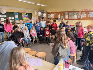 Schülerinnen und Schüler beim Experimentieren in Gruppen