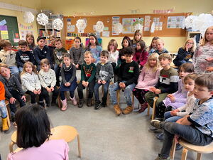 Schülerinnen und Schüler beim Experimentieren in Gruppen
